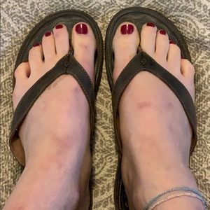 Olukai women’s brown leather flip flops